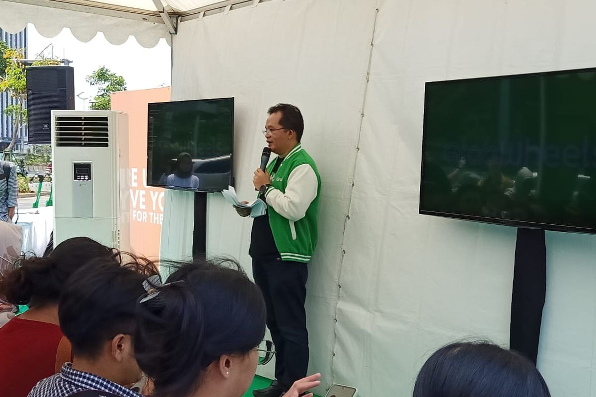 Head of Public Affairs of Grab Indonesia, Tri Sukma Anreianno mengatakan akan menindak pelanggar pengguna GrabWheels dengan denda hingga Rp 300.000.