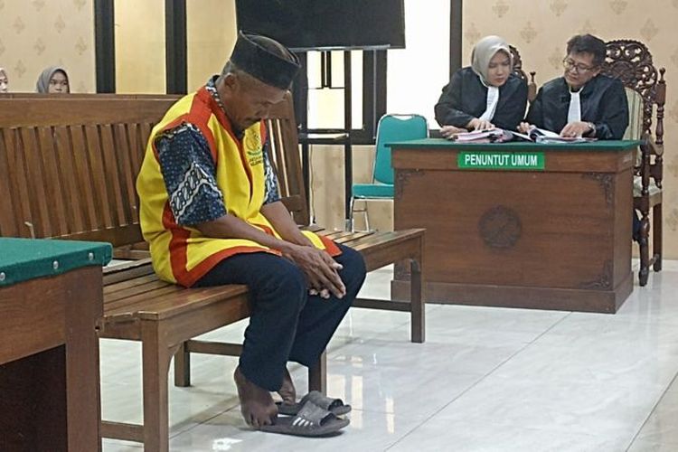 Menurut tim kuasa hukumnya, Suyatno dipaksa mengakui perbuatan pencurian ayam milik kepala desa.