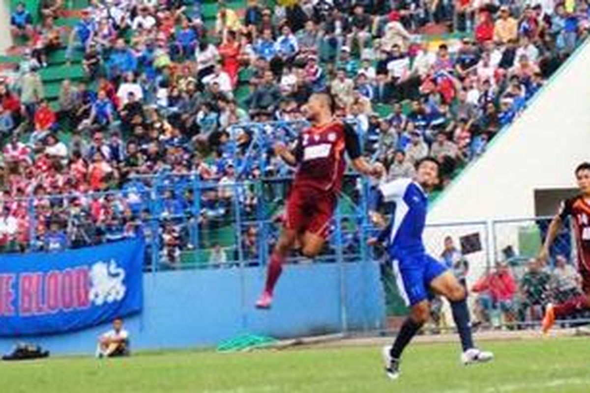 Saat Arema Indonesia melawan PSM Makassar dalam laga Piala Indonesia 2012 di Stadion Gajayana, Kota Malang, Jawa Timur. Pertandingan berakhir 1-0 atas Arema Indonesia, Walau berakhir ribuh. Rabu (30/5/2012)