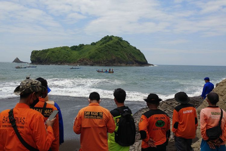 Tim SAR gabungan melakukan pencarian korban terseret arus di Pantai Payangan, Desa Sumberejo, Ambulu, Jember, Jawa Timur, Minggu (13/2/2022). Sebanyak 24 orang dari Kelompok Tunggal Jati Nusantara terseret arus Pantai Payangan mengakibatkan sepuluh orang meninggal dunia, satu orang dalam pencarian dan 13 orang selamat.