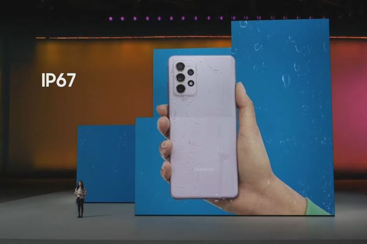 Ilustrasi fitur IP67 di Galaxy A52 dan A72.