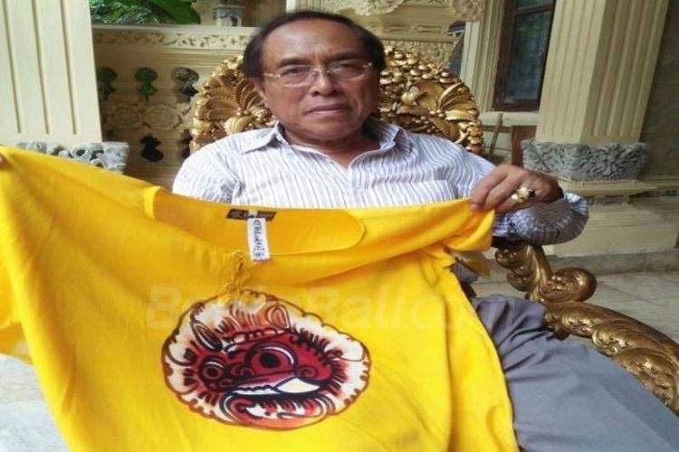 Pande Ketut Krisna, pencipta kaos barong Bali semasa hidupnya saat menunjukkan baju barong Bali di kediamannya di Gianyar beberapa tahun lalu.