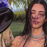 Intip, Tampilan Seksi Kim Kardashian Berbalut Bikini Kulit dan Helm
