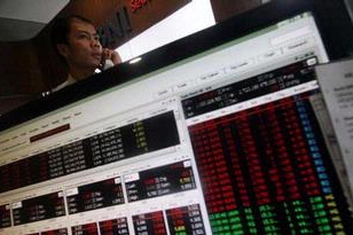 Pialang mengamati pergerakan indeks bursa saham di BNI Sekuritas, Cikini, Jakarta, Senin (31/1/2011). 