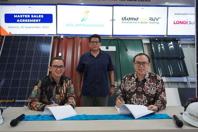 PT Utomo Juragan Atap Surya Indonesia membangun kerja sama strategis dengan PT Masdar Mitra Solar Radiance.