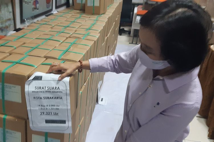 Ketua KPU Kota Solo, Nurul Sutarti menunjukkan surat suara pemilihan calon Wali Kota dan Wakil Wali Kota di Kantor KPU Solo, Jawa Tengah, Sabtu (21/11/2020).