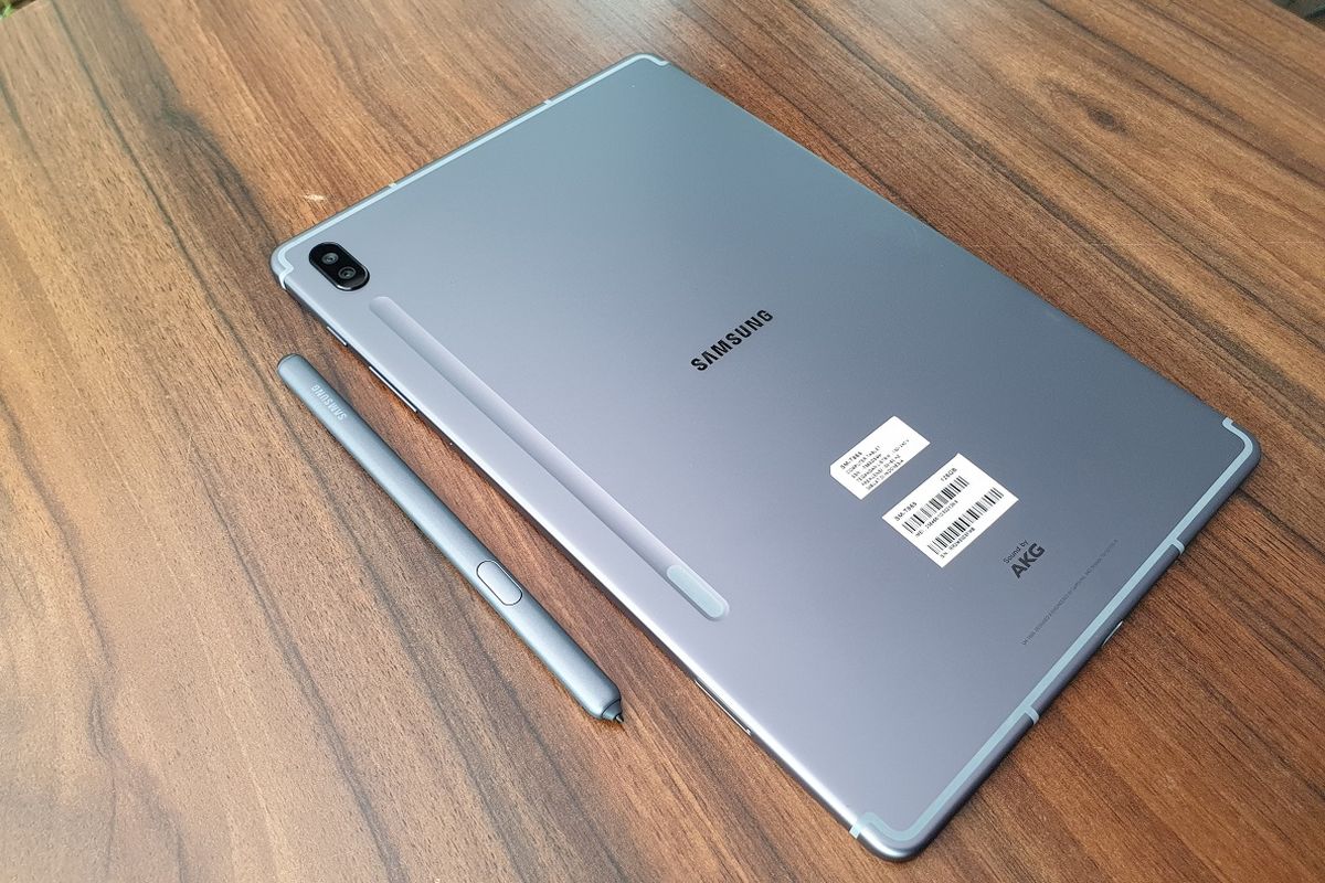 Tampak belakang dari tablet Galaxy Tab S6. 