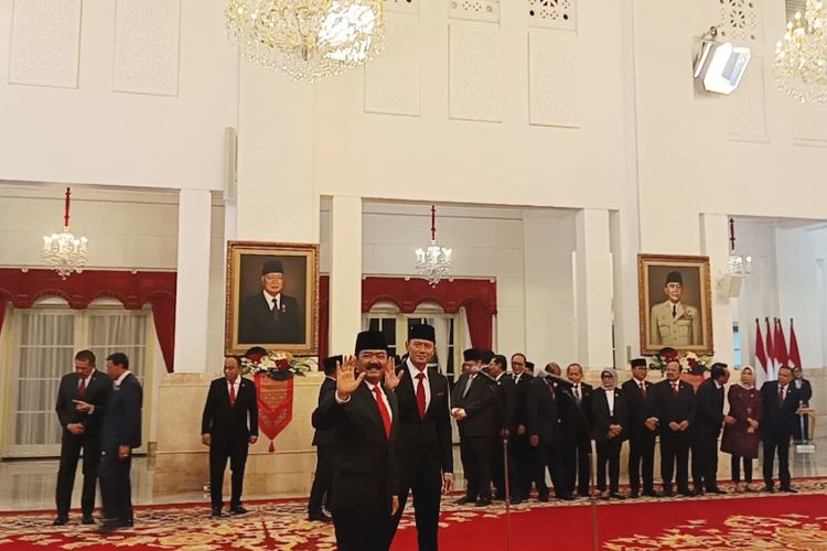Menko Polhukam yang baru dilantik Hadi Tjahjanto dan Menteri ATR/BPN Agus Harimurti Yudhoyono saat pelantikan di Istana Negara, Jakarta, Rabu (21/2/2024).