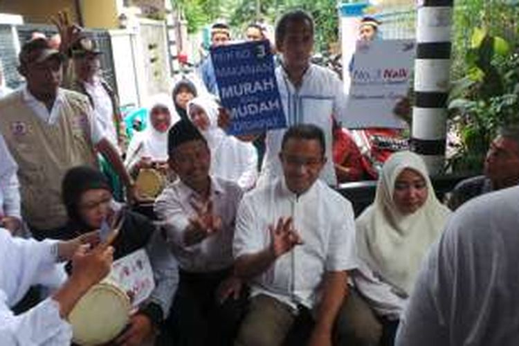 Calon gubernur DKI Jakarta Anies Baswedan saat berkampanye di kawasan Lagoa, Jakarta Utara, Selasa (27/12/2016). Anies turut didampingi oleh seorang ibu yang pernah diteriaki 