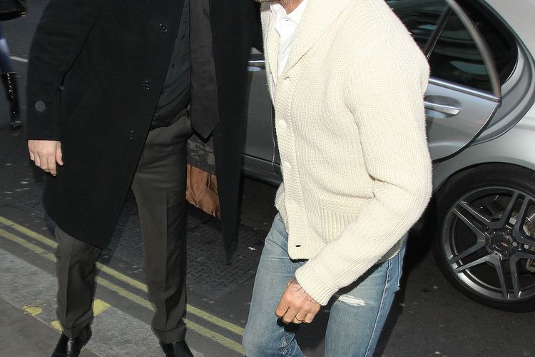 David Beckham mengenakan cardigan