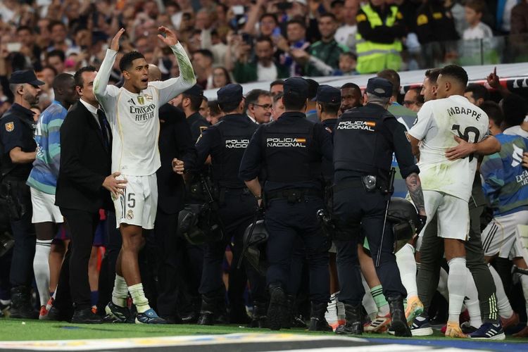 Jude Bellingham bereaksi saat para pemain bertengkar di bangku cadangan dalam pertandingan sepak bola Liga Spanyol antara Real Madrid vs FC Barcelona di Stadion Santiago Bernabeu di Madrid pada 26 Oktober 2025. (Foto oleh Oscar DEL POZO / AFP)