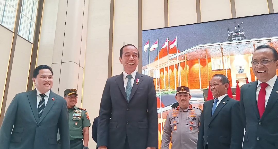 Momen Jokowi Pakai Dasi Warna-warni, Menteri Bahlil: Enggak Ada Kuningnya