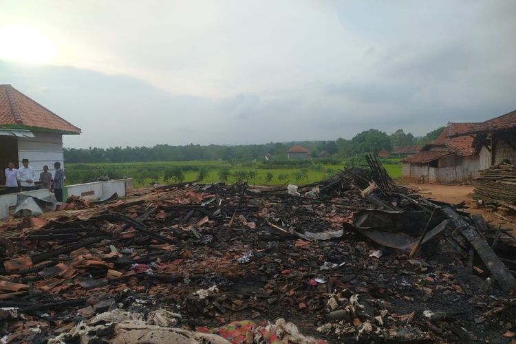 Rumah milik Nisan (82) asal Dusun Panjalin, Desa Jambringin, Kecamatan Proppo, Kabupaten Pamekasan, ludes terbakar api, Rabu (18/1/2023). Kerugian ditaksir mencapai Rp 335 juta.