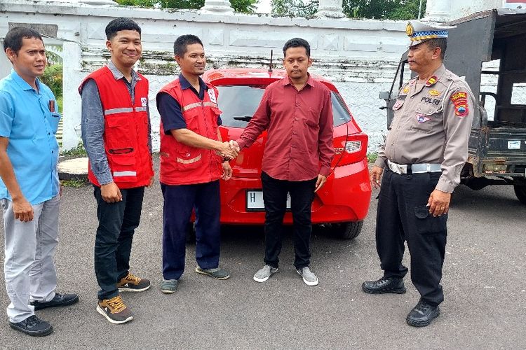 Pengendara Brio Merah dan ambulans PMI Kabupaten Semarang bertemu di kantor Satlantas Polres Salatiga, Rabu (24/4/2024)