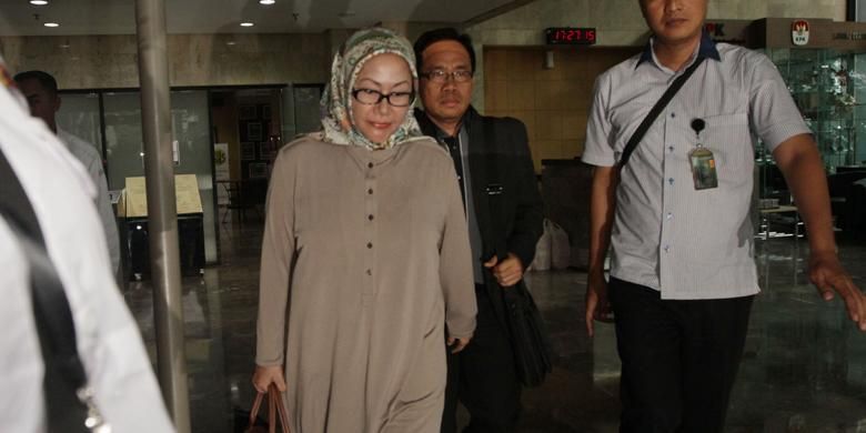 Terpidana kasus suap ketua Mahkamah Konstitusi terkait sengketa Pilkada Lebak, Banten, Ratu Atut Chosiyah, keluar dari Gedung Komisi Pemberantasan Korupsi, Jakarta Selatan, Senin (14/12/2015).