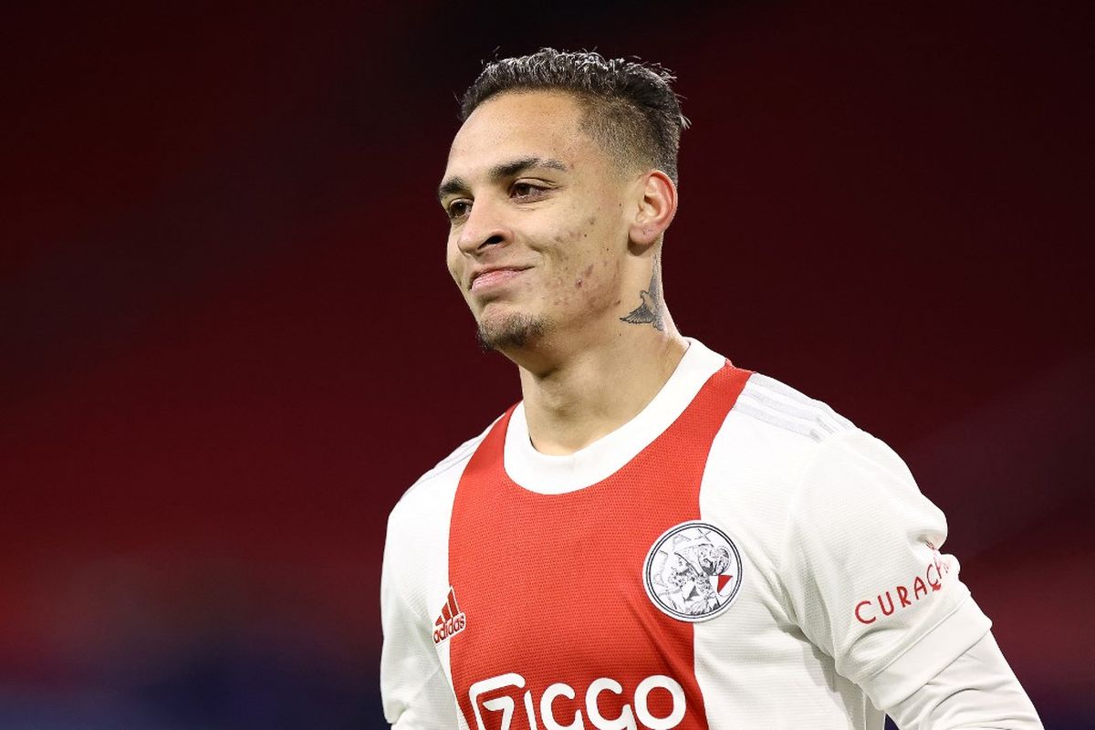 Penyerang Ajax Amsterdam, Antony, terus mendapat pendekatan dari kubu Manchester United jelang penutupan bursa transfer musim panas 2022.