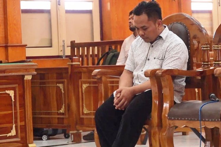 Terbukti menyuap Bupati Pakpak Bharat Remigo Yolando Berutu demi mendapatkan proyek, Rijal Efendi Padang divonis majelis hakim Pengadilan Tipikor pada PN Medan dengan hukuman 30 bulan penjara, Senin (29/4/2019) 