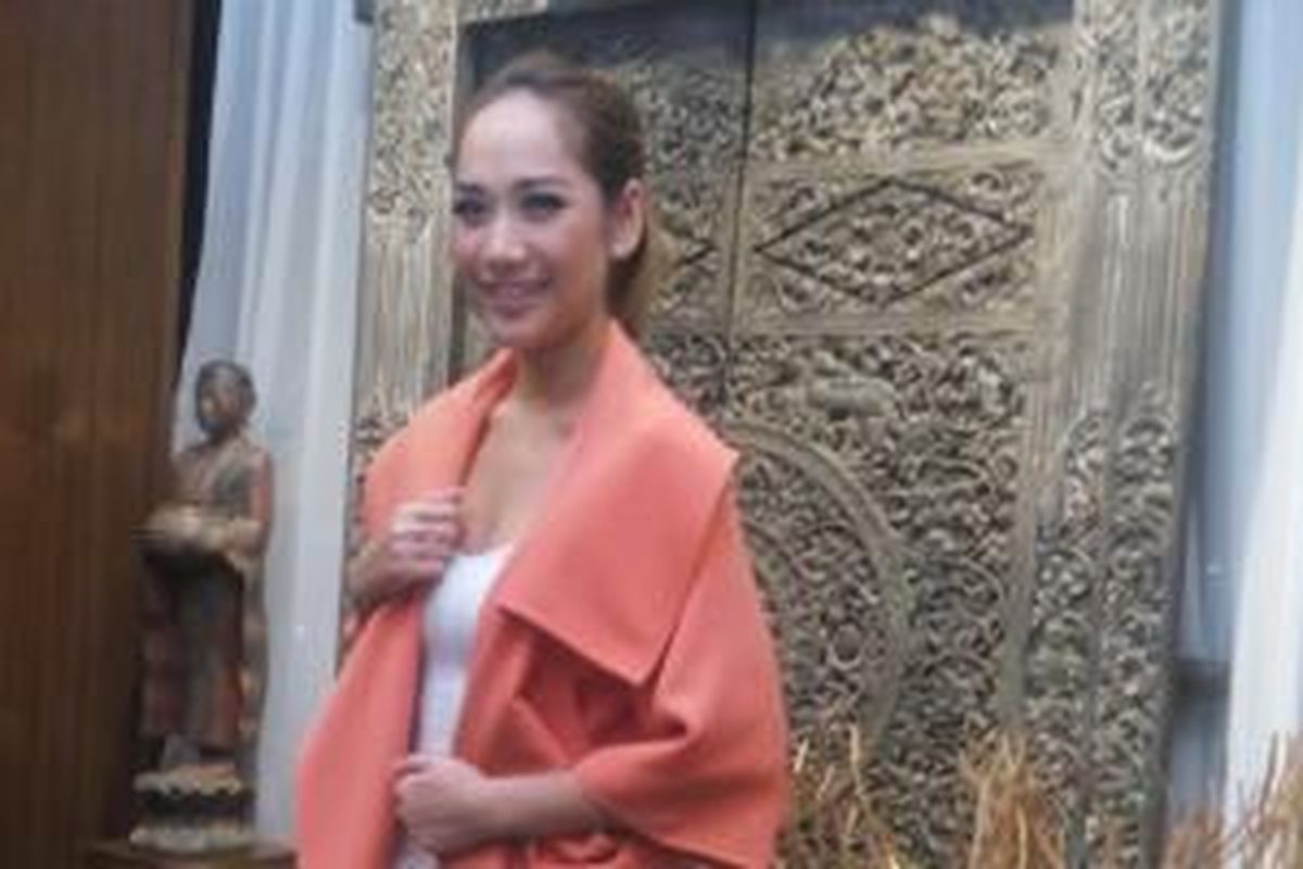 Bunga Citra Lestari diabadikan usai jumpa pers peluncuran single terbaru, 'Wanita Terbahagia', di Hotel Icon Kemang, Jakarta Selatan, Senin (27/4/2015).