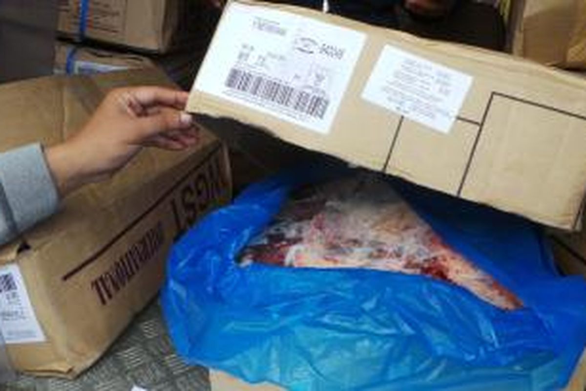 Daging sapi impor dijual ke pedagang untuk menekan harga di tingkat konsumen.