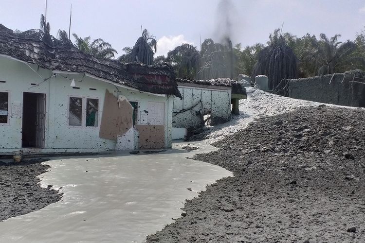 Semburan gas disertai lumpur dan batu masih terjadi di Ponpes Al Ihsan Boarding School Kampus 2 di Kelurahan Tuah Negeri, Kecamatan Tenayan Raya, Kota Pekanbaru, Riau, Jumat (5/2/2021) sore.