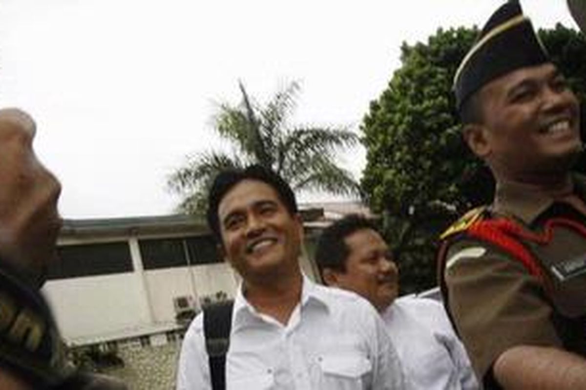 Mantan Menteri Hukum dan HAM Yusril Ihza Mahendra saat memenuhi panggilan pemeriksaan Kejaksaan Agung di Jakarta, Selasa (18/11/2008). Yusril diperiksa sebagai saksi dalam kasus dugaan korupsi Sistem Administrasi Badan Hukum atau Sisminbakum.