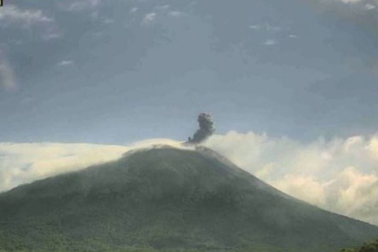 Visual Gunung Ile Lewotolok pada Minggu (7/4/2024)