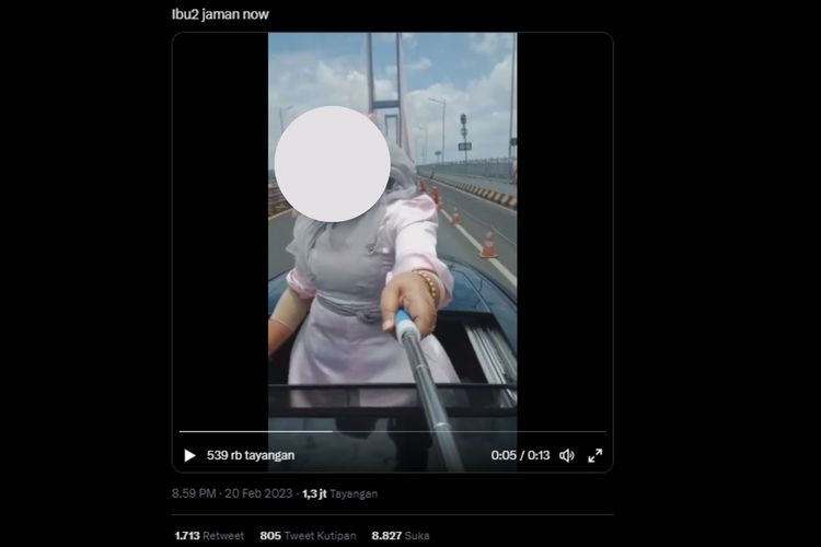 Seorang ibu merekam dirinya sendiri bergaya di sunroof ketika mobilnya sedang melaju di jembatan. Video teresebut menjadi viral di Twitter pada Senin (20/2/2023).