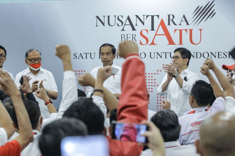 Presiden RI Joko Widodo didampingi Ketua Steering Committee Arsyad Rasyid (kanan) memberi sambutan pada relawan saat acara Gerakan Nusantara Bersatu di Stadion Gelora Bung Karno, Jakarta, Sabtu (26/11/2022)