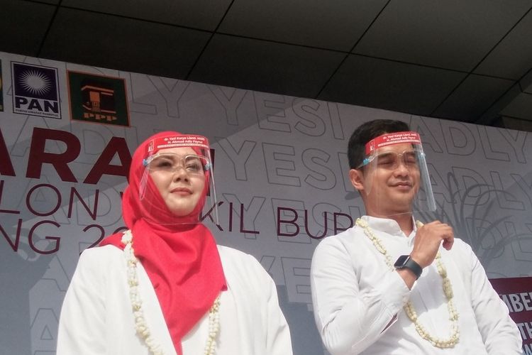 Pasangan Yesi Karya Lianti-Ahmad Adly Fairuz saat mendaftar sebagai Bakal Calon Bupati dan Wakil Bupati Karawang ke KPU Karawang, Jumat (4/9/2020).