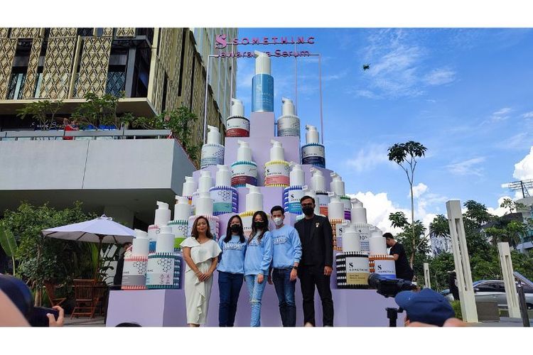 Somethinc mendirikan menara serum yang terbuat dari 5.274 botol serum dalam acara Serum Wonderland yang digelar di Gedung Sarinah, Kamis (1/8/2022). 