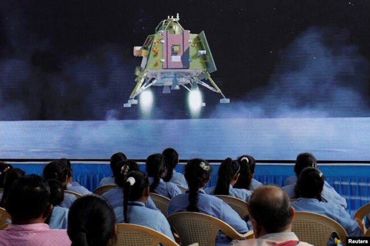Orang-orang menonton siaran langsung pendaratan pesawat ruang angkasa Chandrayaan-3 di Bulan, di dalam auditorium Gujarat Science City di Ahmedabad, India, 23 Agustus 2023.
