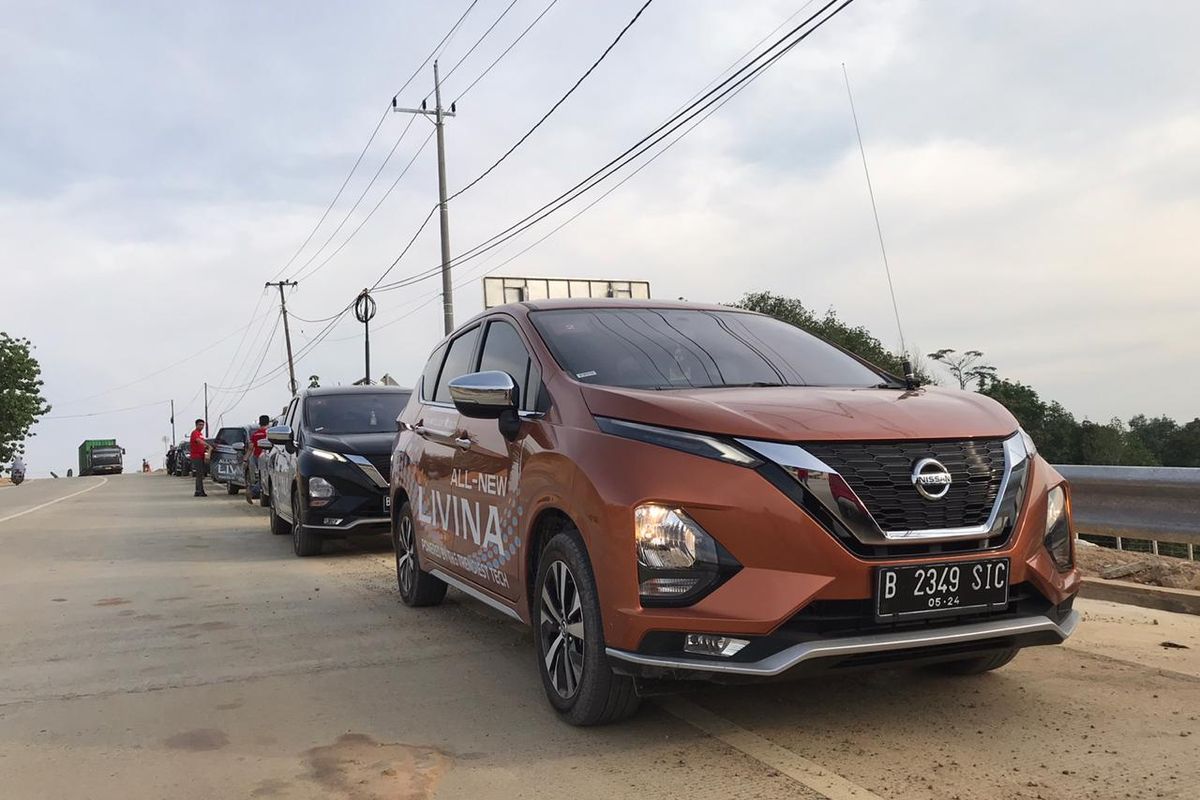 Nissan Livina yang meluncur Februari 2019 saat melewati jalur trans Kalimantan