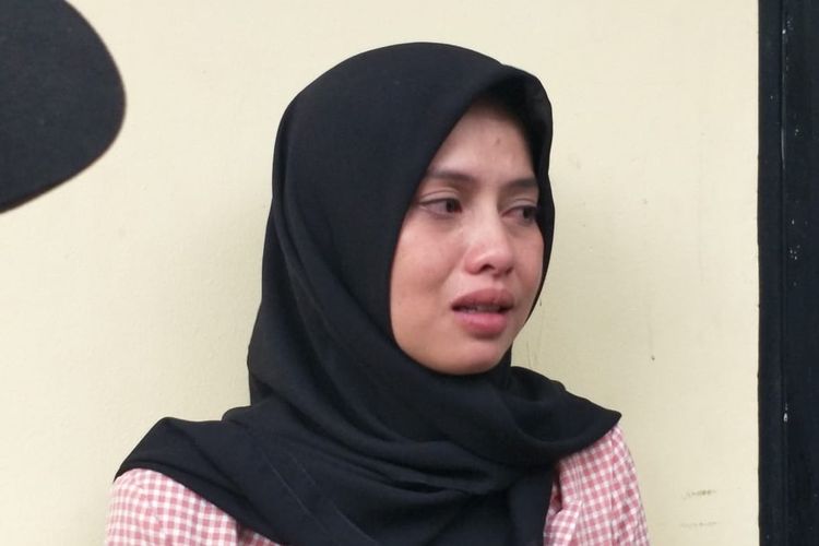 Istri Zul Zivilia, Retno Paradinah menangis saat diwawancarai usai sidang pledoi Zul di Pengadilan Negeri Jakarta Utara, Senin (16/12/2019).