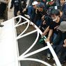 Saling Dorong dengan Aparat, Massa Aksi Mahasiswa Robohkan Pagar Gedung DPRD Kota Bekasi