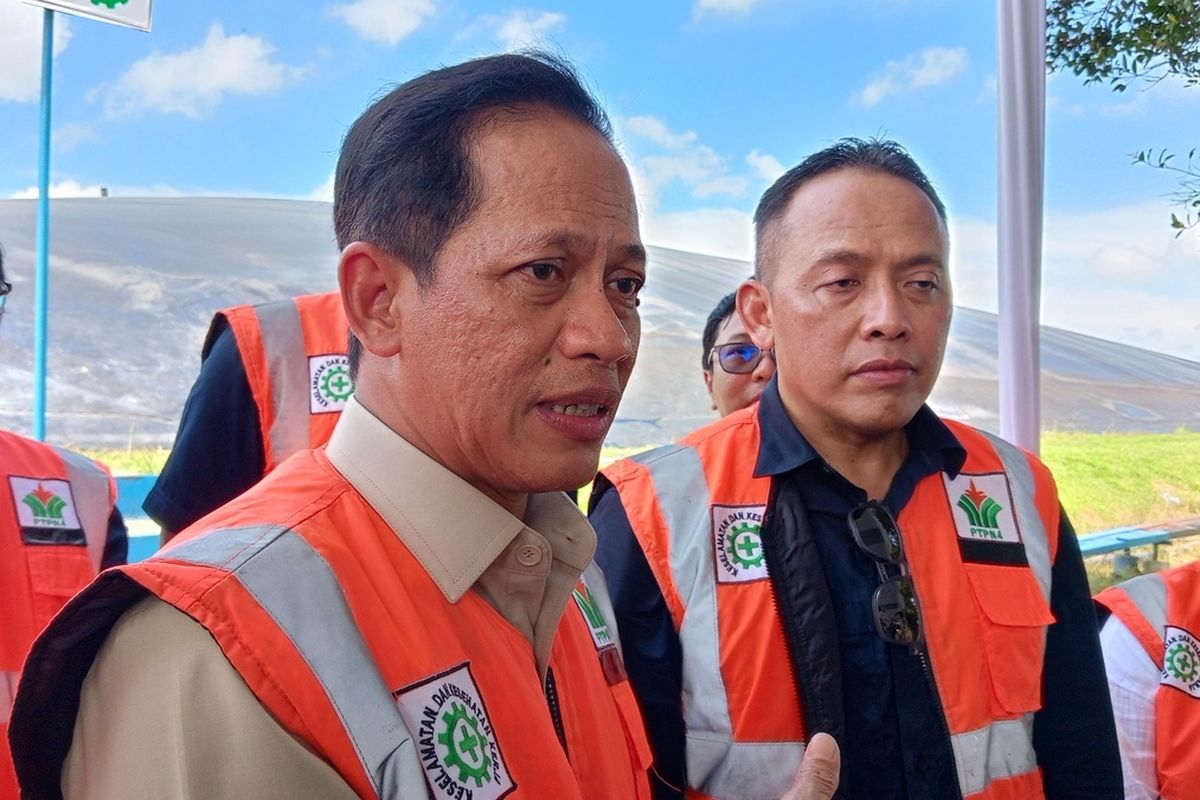 Menteri Lingkungan Hidup RI Hanif Faisol Nurofiq didampingi Dirut PTPN IV PalmCo, Jatmiko K Santosa di lokasi PLTBg Pagar Merbau PTPN IV Regional II di Kabupaten Deli Serdang, Jumat (29/11/2024) sore. Hanif menjelaskan pemanfaatan teknologi terbarukan seperti pengelolaan gas metana merupakan wujud komitmen terhadap keberlanjutan lingkungan dan pengelolaan sumber daya alam yang bertanggung jawab