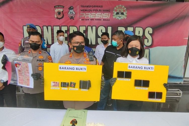 Kapolres Cirebon Kota AKBP Fahri Siregar, dan Kasat Reskrim AKP Perida Panjaitan, memberikan keterangan penangkapan mucikari anak di bawah umur, Senin (3/10/2022)