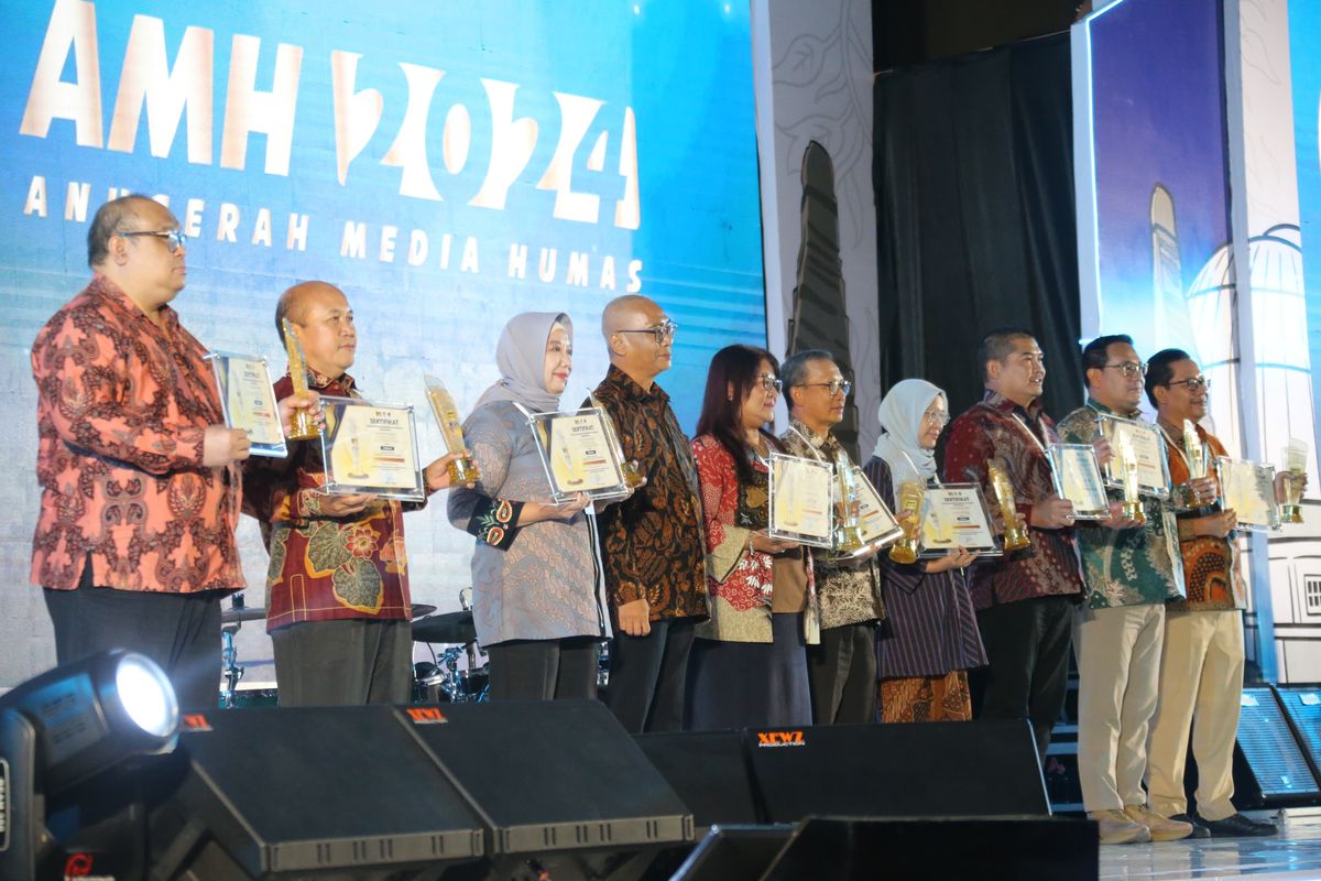 Kementerian Hukum dan Hak Asasi Manusia (Kemenkumham) meraih penghargaan Terbaik II Anugerah Media Humas (AMH) Tahun 2024 kategori Media Sosial yang diselenggarakan Kementerian Komunikasi dan Informatika (Kemenkominfo) di Pullman Hotel, Bandung, Kamis (10/10/24).
