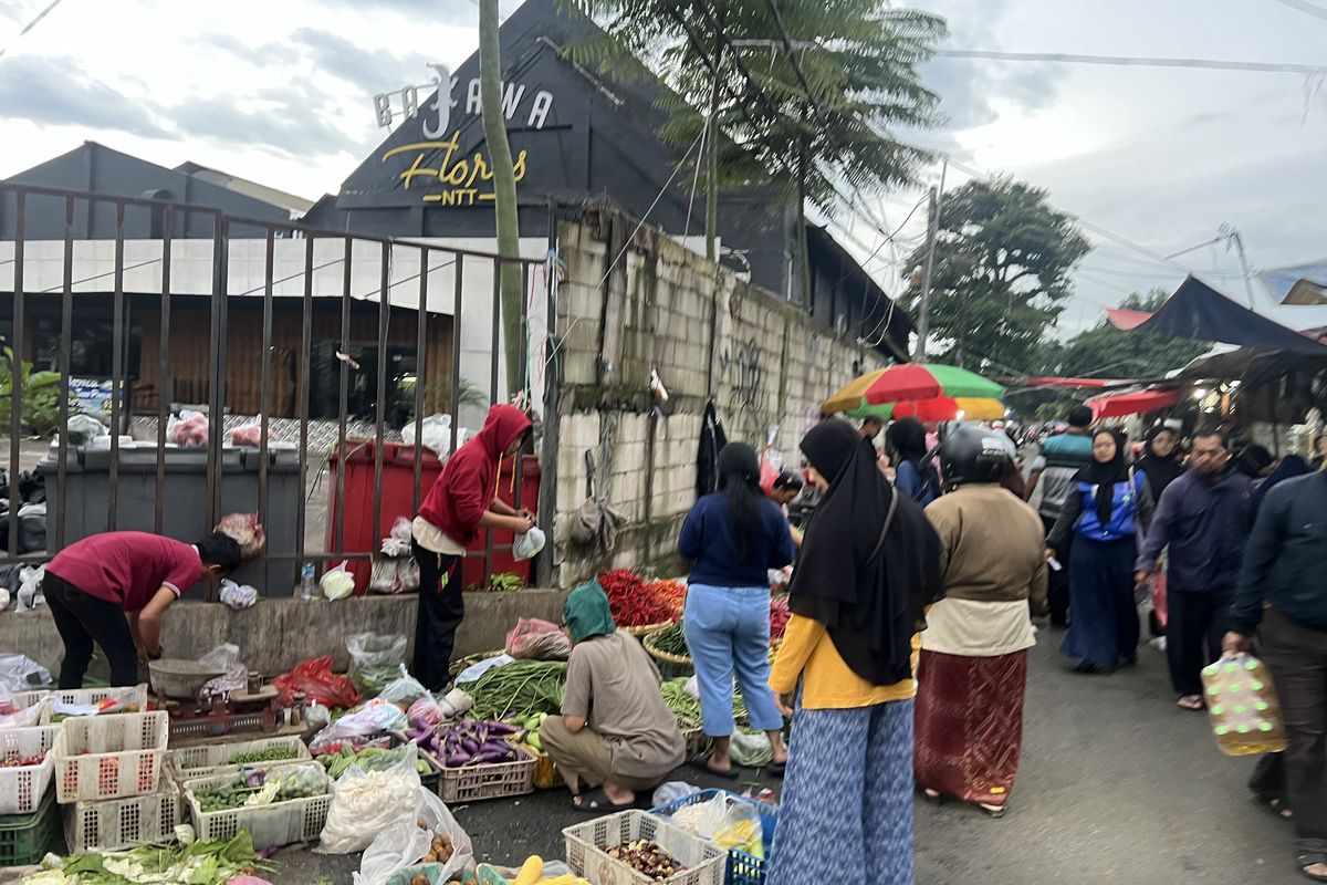 Warga berbelanja stok bahan makanan jelang Ramadhan di lapak PKL yang berjualan di sepanjang Jalan Merdeka, Kecamatan Bogor Tengah, Kota Bogor, Minggu (10/3/2024).