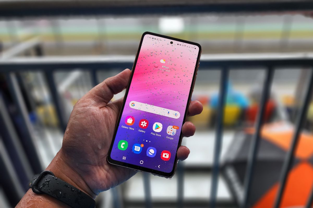 Samsung Galaxy A53 5G dipakai saat Sirkuit Internasional Mandalika dilanda hujan lebat, Minggu (20/3/2022).