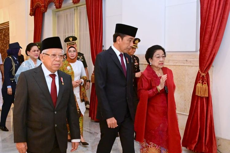 Presiden Joko Widodo dan Ketua Umum PDI Perjuangan yang juga Ketua Dewan Pengarah BPIP,  Megawati Soekarnoputri berbincang di Istana Negara, Jakarta, Selasa (15/8/2023).
