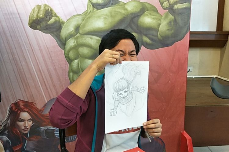 Ilustrator Marvel Comics asal Indonesia, Miralti Firmansyah, menunjukkan sketsa karakter superhero yang terinspirasi dari sosok Syahrini dalam acara Marvel Creative Day Out di Universitas Binus, Jakarta Barat, Jumat (12/1/2018).  