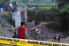 Tim Puslabfor Olah TKP Jembatan Ambruk yang Tewaskan 5 Orang di Lombok Timur 