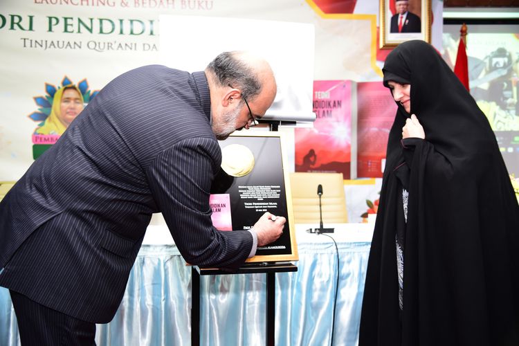 Istri Presiden Iran, Prof. Jamileh Alamolhoda, seorang profesor di bidang filsafat pendidikan Universitas Syahid Behesyti, Iran meluncurkan bukunya di STAI Sadra, Rabu (24/5/2023).