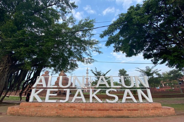 Nampak depan Alun-alun Kejaksan di Cirebon, Jawa Barat. 
