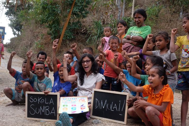Saur Marlina Butet Manurung, pendiri Sokola Institute, membuka sekolah alternatif Sokola Sumba bagi masyarakat adat di Sumba, Nusa Tenggara Timur.
