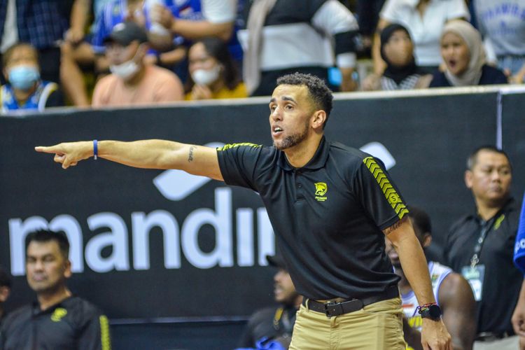 Pelatih Prawira Bandung David Singleton saat memberi arahan kepada pemainnya di lapangan pertandingan antara Prawira Bandung vs Dewa United Surabaya, Selasa (16/8/2022) dalam gim ketiga Playoff Indonesian Basketball League (IBL) 2022 di Gor C-Tra Arena Bandung.