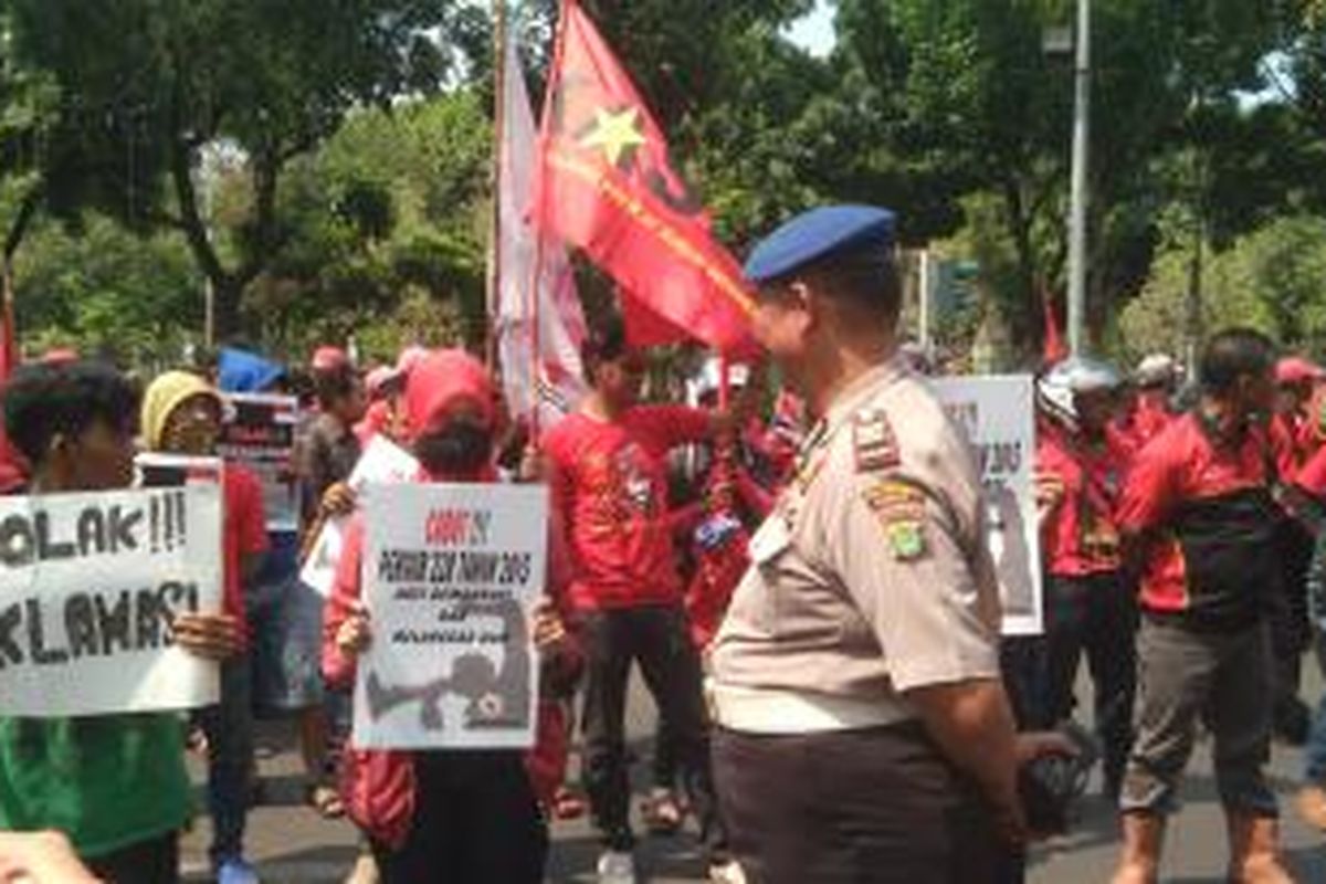 Gabungan organisasi buruh melakukan unjuk rasa untuk menolak Pergub 228 tahun 2015 tentang Pengendalian Pelaksanaan Penyampaian Pendapat di Muka Umum pada Ruang Terbuka.  