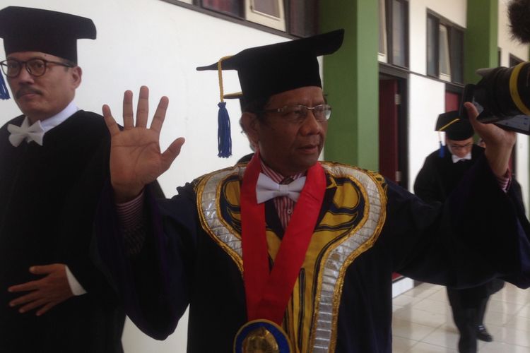 Mahfud MD seusai menguji disertasi di Undip, Sabtu (21/7/2018)