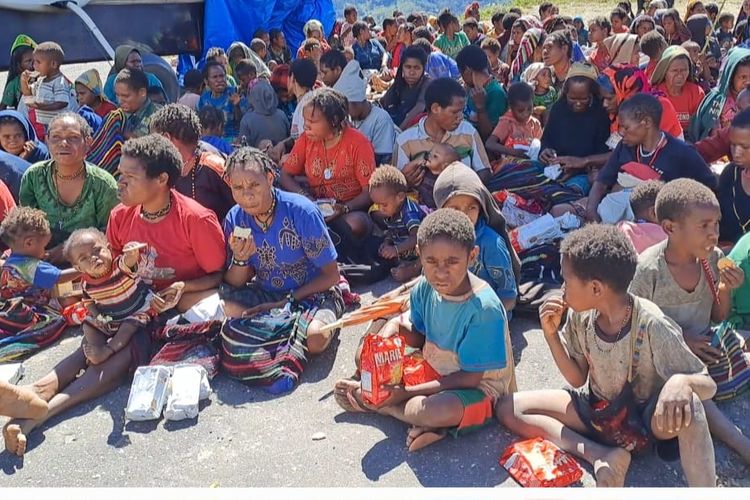 Masyarakat terdampak kekeringan di Distrik Agandugume dan Lambewi Kabupaten Puncak Jaya Papua Tengah. 