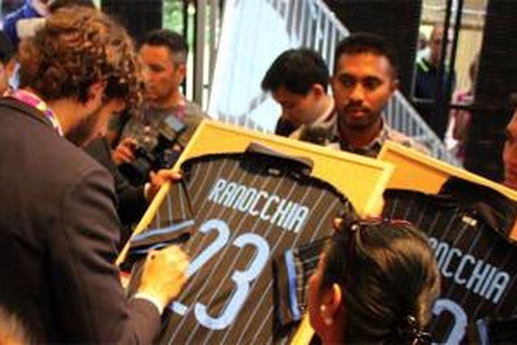 Kapten Inter Milan, Andrea Ranocchia, melayani permintaan tanda tangan di Paviliun Indonesia, Rabu (13/5/2015). 